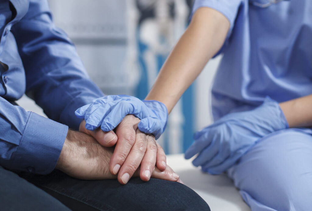 ובלים מכאבים בכף היד (תעלה קרפלית או דלקות גידים)? טיפול בגלי הלם ב־CRT מפחית כאב ומשפר תנועה – ללא ניתוח ותוך מהירות.